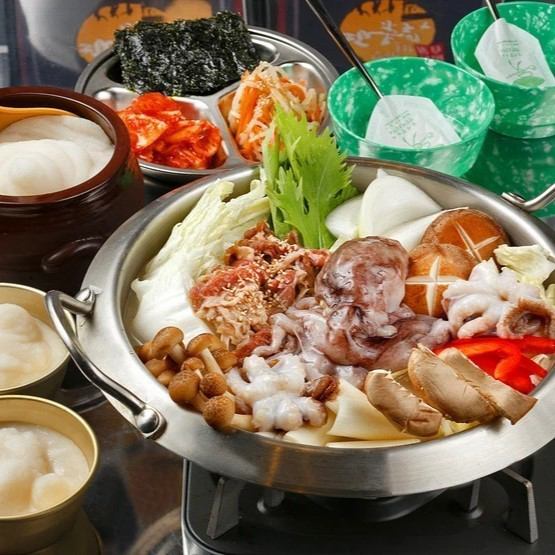 食材の中央にドンと鎮座する、迫力の手長ダコが入った『ブルナック鍋』