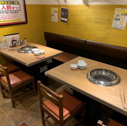 It is a table seat for 2 people.You can spend a relaxing time without worrying about the eyes around you! Please spend a relaxing time in the store with a great atmosphere.※ The picture is an image