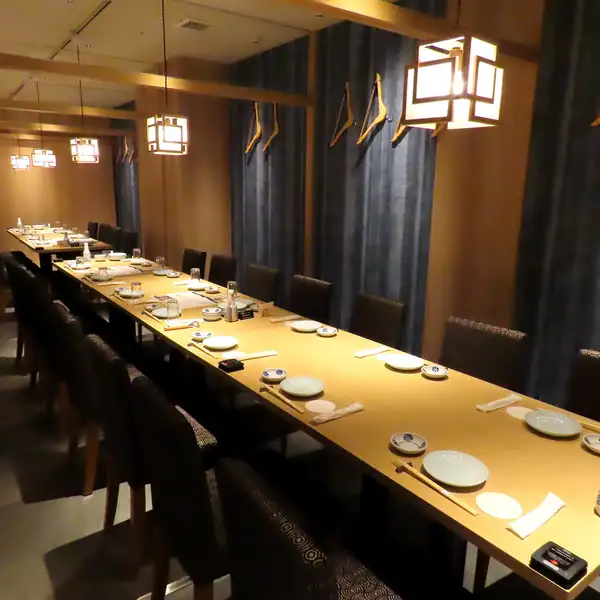 【会社宴会に是非】最大宴会人数は48名様迄の大人数でのご宴会にも対応が可能ですので仙台での同窓会や会社宴会などの際には是非当店にお任せ下さい。宴会に最適な飲み放題付のコースをご用意しております。仙台駅から徒歩1分とアクセスも抜群ですので集まるのにも大変便利です。