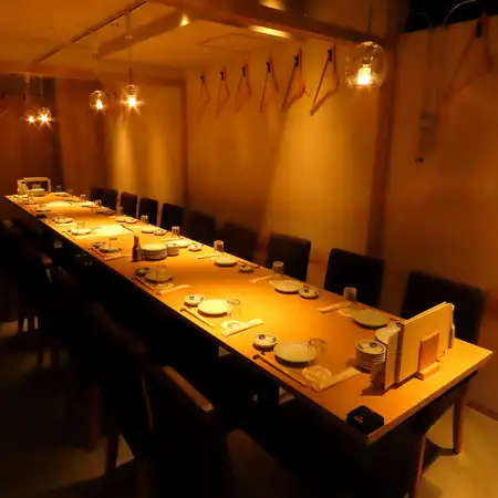 大型宴会も当店にお任せ下さい!雰囲気の良い個室のお席ですので様々なシーンにも満足いただけること間違いなしです。大人数でのご宴会の際の幹事様にも嬉しいお得にご宴会が楽しめるクーポンも各種ご用意しておりますのでお客様の利用シーンに応じて是非ご活用ください。