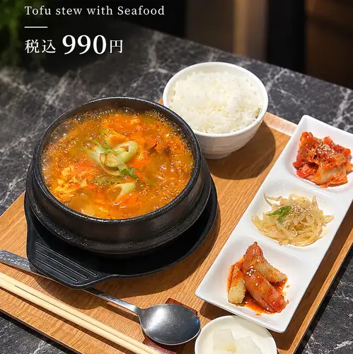じっくり時間をかけて煮込んだスープに、豆腐のまろやかさと海鮮の旨みが溶け込んだ自慢のスンドゥブチゲ