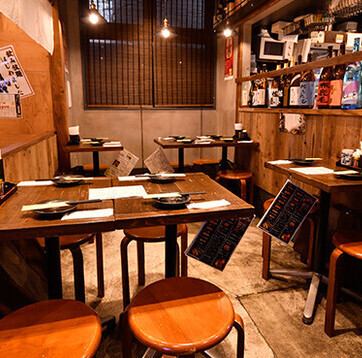 店内奥にテーブル席をご用意しており、団体様も安心してご利用いただけるお店です！わいわいと賑やかな雰囲気は、ホッと息を抜いてお過ごしいただける空間です♪お酒と料理、また、お連れ様との会話もたっぷりと楽しんでお帰りくださいませ☆
