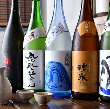 当店は日本酒・焼酎に力を入れており、壁にはお酒の瓶がずらっと並べてあります☆店内には、提灯が吊り下げられ、温かい雰囲気に囲まれております。焼鳥にピッタリ合うお酒も多数ご用意しておりますので、気兼ねなくご来店いただき楽しんでいってください☆