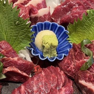 人気メニュー熊本県産の【馬刺し】！一人前1090円(税込)です！