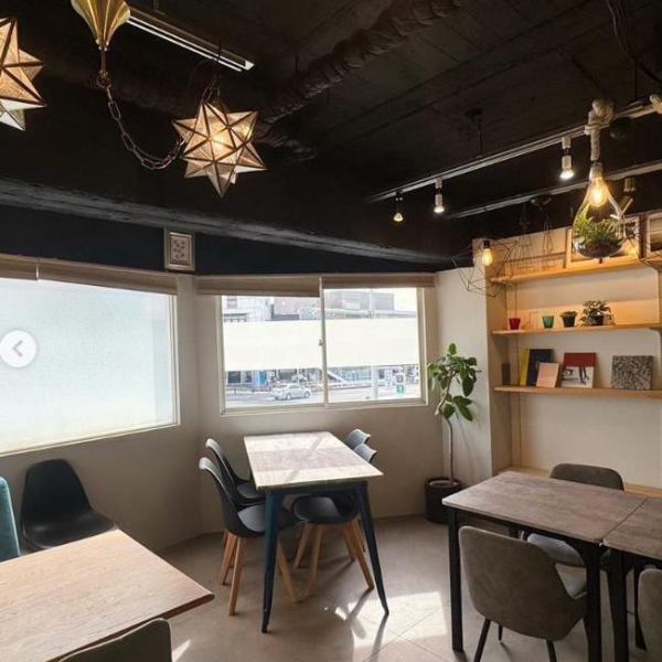 차분한 분위기의 테이블석과 카운터석이 늘어선 이 공간은 친구와의 대화와 일 사이에 최적입니다.큰 창문에서 쏟아지는 자연광이 기분 좋고, 따뜻한 인테리어가 편안한 시간을 연출합니다.또한 세련된 조명과 녹색 식물이 악센트가되어 아늑한 공간에서 특별한 시간을 느긋하게 즐길 수 있습니다!