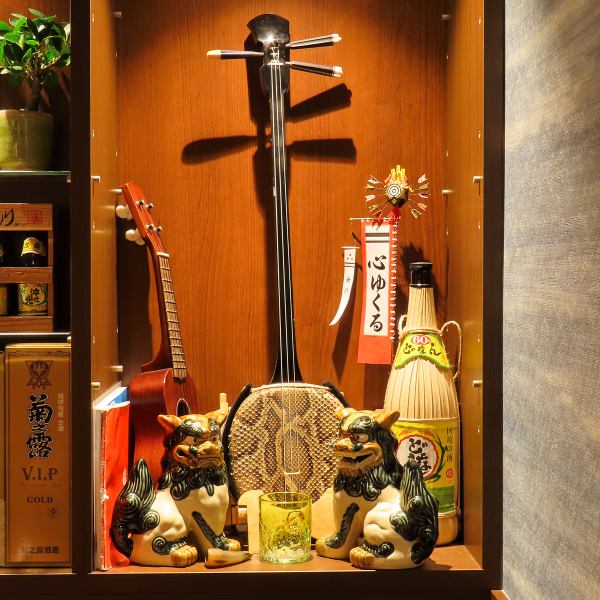 贅沢なシックモダンの内装が広がる当店は、静かな空間でゆったりとお過ごしいただけます。接待や会食、貸切利用にも最適で、格式ある雰囲気の中で沖縄料理の本格的な味わいを満喫していただけます。