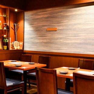 テーブル席を12席ご用意しております。お席は木目調の温かみあるデザインが特徴的です。オシャレな空間で友人やご家族にママ友の集まりなどの食事を楽しむのに最適な場所です。落ち着いた雰囲気の中で、ゆったりとした時間を過ごしながら、美味しい料理と共に心温まるひとときをお楽しみいただけます。