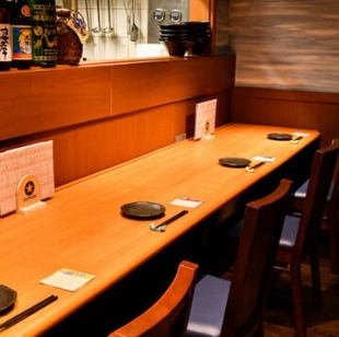カウンター席を4席ご用意しており、落ち着いた空間で心地よい時間をお過ごしいただけます。目の前でシェフが料理を作る様子を楽しみめる特別な席は、お一人様でのご利用はもちろん、友人や大切な方との会話を楽しむのに最適。リラックスした雰囲気の中、素敵な時間を存分に過ごせるお席です。