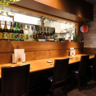 カウンター席を4席ご用意しており、落ち着いた空間で心地よい時間をお過ごしいただけます。目の前でシェフが料理を作る様子を楽しみめる特別な席は、お一人様でのご利用はもちろん、友人や大切な方との会話を楽しむのに最適。リラックスした雰囲気の中、素敵な時間を存分に過ごせるお席です。