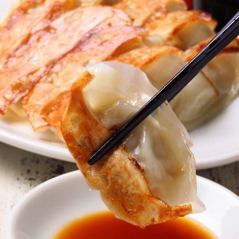 中から溢れる肉汁がジューシー!自家製餃子!