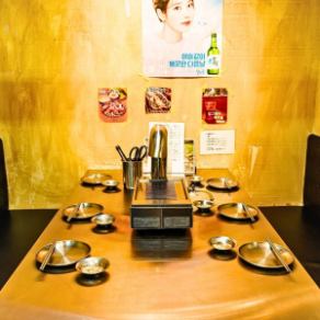 人気メニューをみんなでシェアして盛り上がれるテーブル席。友人同士や女子会にもぴったり♪