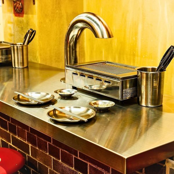 お席には焼き台完備。スタッフが目の前で焼き上げる焼肉ショー。