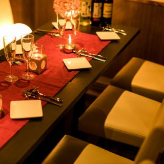 The table seats are filled with atmosphere. It is a relaxing space with a calm atmosphere. It is a stylish restaurant that is perfect for drinking parties, girls' nights, mixers, birthdays, anniversaries, etc.!