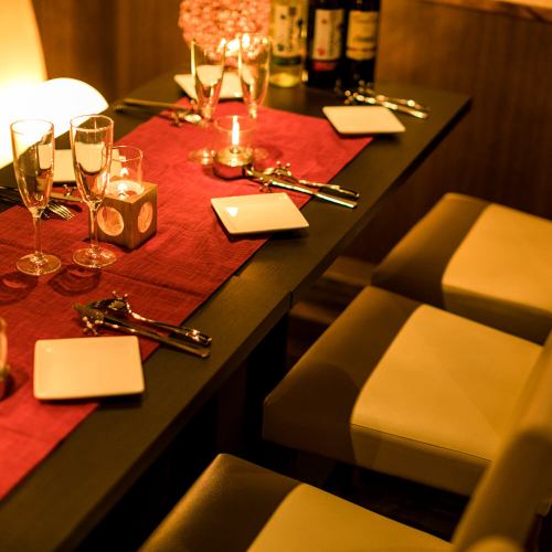 The table seats are filled with atmosphere. It is a relaxing space with a calm atmosphere. It is a stylish restaurant that is perfect for drinking parties, girls' nights, mixers, birthdays, anniversaries, etc.!