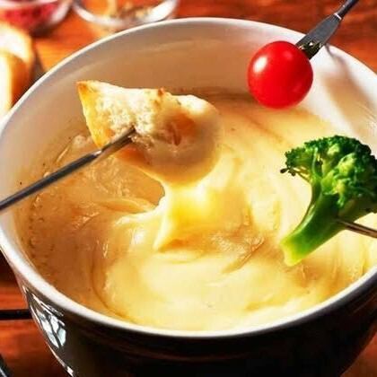 We offer an all-you-can-eat cheese fondue course that uses luxuriously rich cheese!