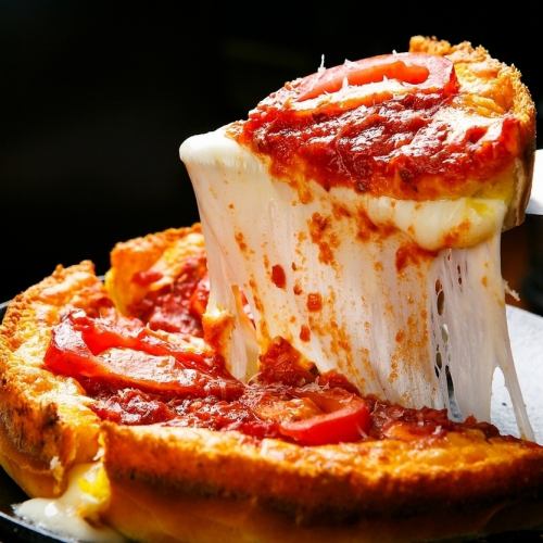 We have an all-you-can-eat Chicago pizza course, which is a hot topic on social media and TV. It's 3,000 yen and includes 3 hours of all-you-can-drink.