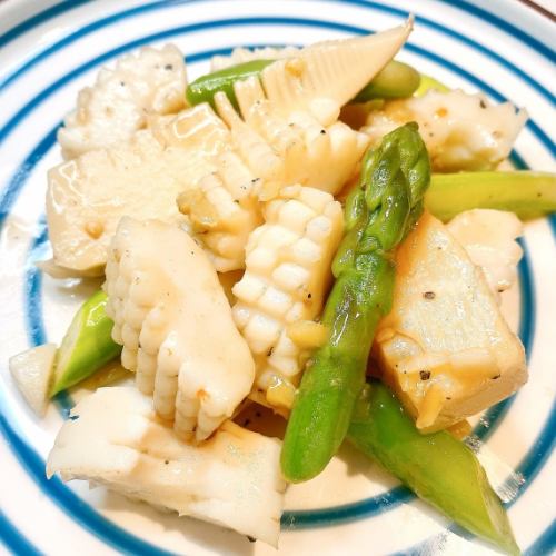 Stir-fried squid, asparagus, and bamboo shoots with flavored soy sauce