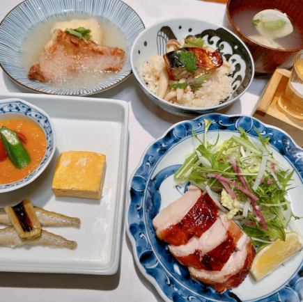 [怀石料理] 烤蛤蜊、时令小菜、生鱼片、热菜、炭火烤肉和鱼、米饭