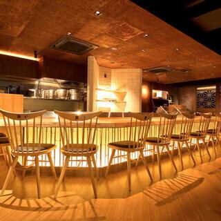 [Counter seats] Counter seats where you can feel at ease even if you are alone.This seating offers a live feeling as you can watch the food being cooked right before your eyes, making it an extremely popular option.These seats are popular, so please make your reservation as early as possible.