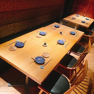 【桌席：2人座7席、4人座2席】桌席最多可容納14人。最適合舉辦各種宴會、迎送會等多人聚會！ ※14人以上可容納，請隨時聯絡商店。