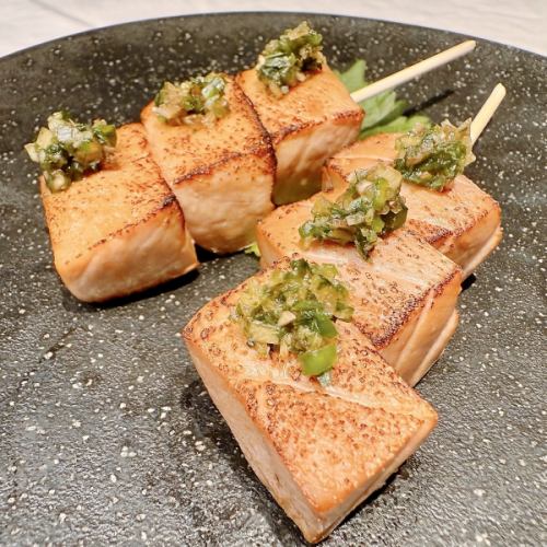 青唐辛子醤油で頂く炙り漬けまぐろ串焼き