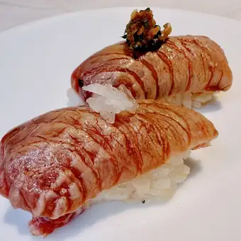 まぐろ脳天炙り寿司 青唐辛子醤油と生姜醤油の食べ比べ