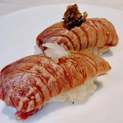 まぐろ脳天炙り寿司 青唐辛子醤油と生姜醤油の食べ比べ