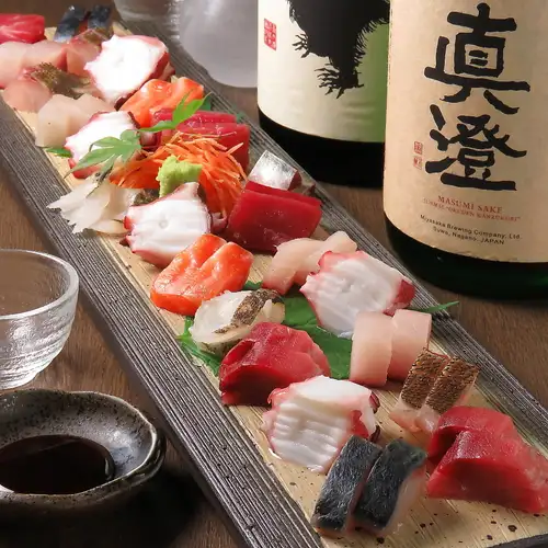 【価格リニューアル！】大人気のサーモン刺身が299円(税込)！地魚のあら炊き499円(税抜)など