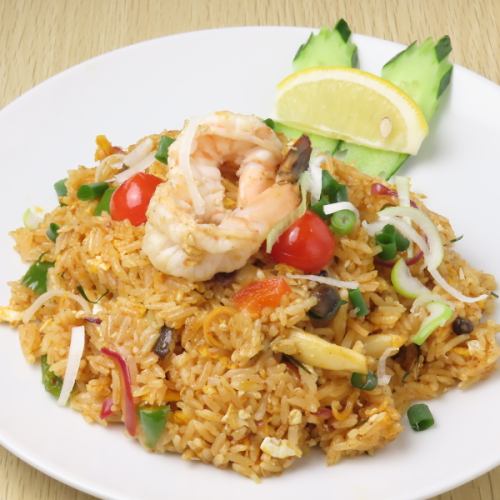 [Tom Yum Goong Fried Rice] The perfect balance of sourness and spiciness! The rich aroma of Tom Yum Goong spreads with every bite.