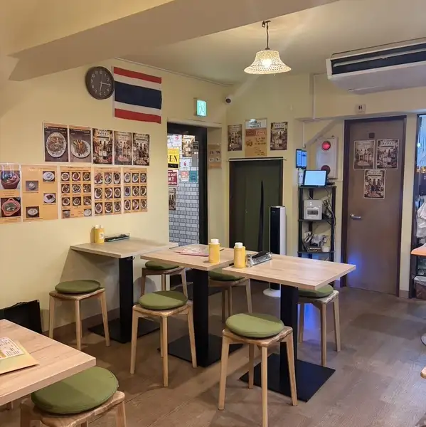 当店は、気軽にくつろげるアットホームな雰囲気が魅力です。ランチタイムには、仕事の合間にサクッと美味しいタイ料理を堪能でき、ディナーでは友人や家族とともにゆったりと過ごすことができます。タイビールを含む多彩なお酒も取り揃えており、料理と一緒に楽しむことで、タイの雰囲気をより一層味わえます。