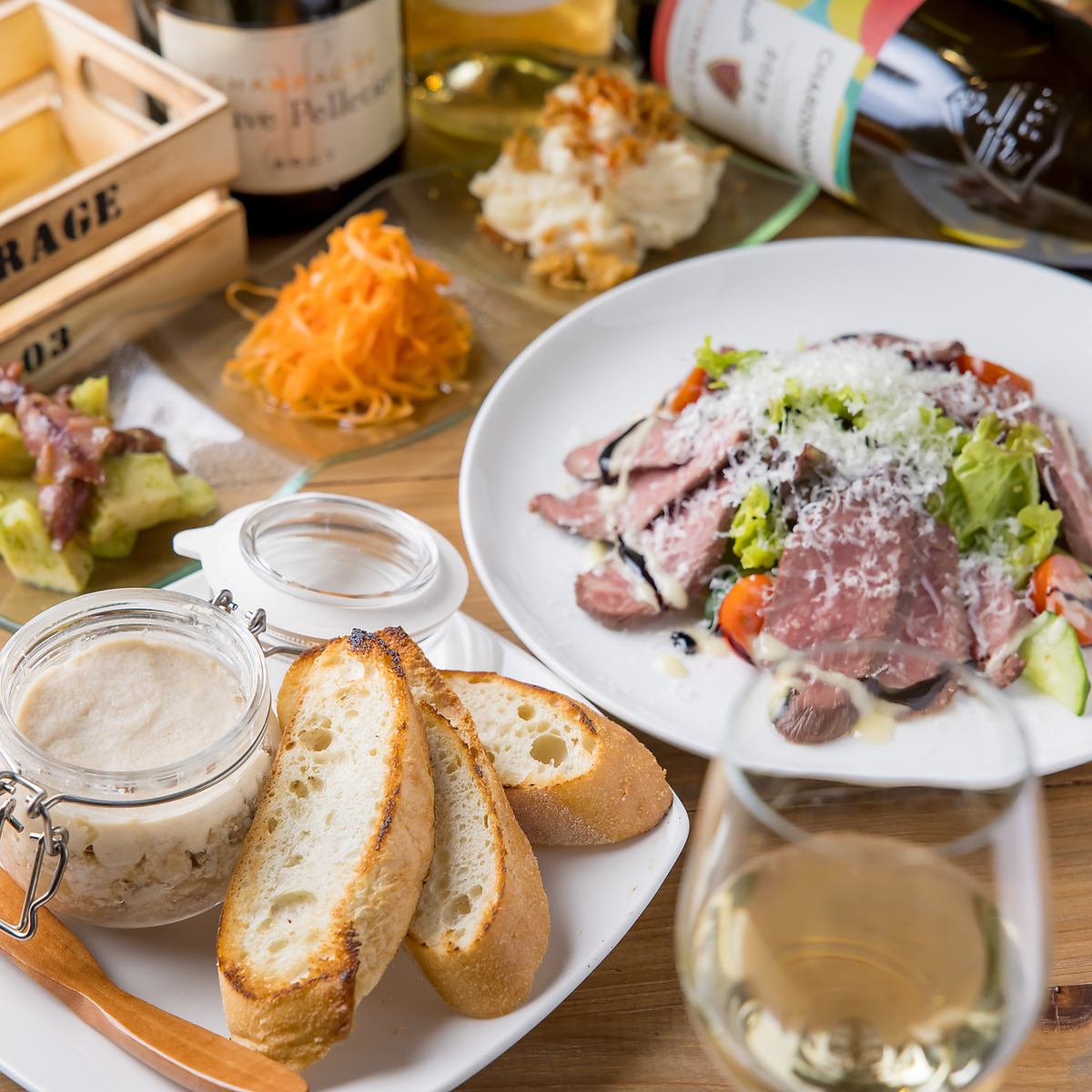 中崎町駅1出口より徒歩約3分。 季節のアヒージョなど、創作フレンチが楽しめるお店♪