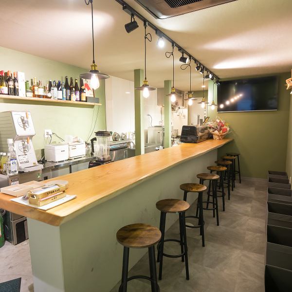 【居心地の良さにこだわった店内】カウンター席8席、4人掛けテーブル席と店内はこじんまりしていますが、落ち着いたインテリアでまとめた店内は居心地が良くリラックスできる空間。女子会やデートはもちろん、仕事帰りのちょい飲みにおすすめです。