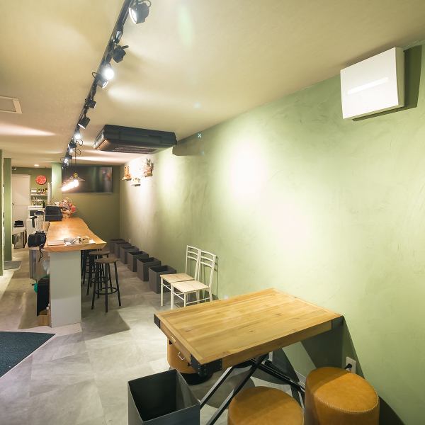 店主自らこだわった内装の店内は、シックでおしゃれな空間。落ち着いた時間を過ごすことができる雰囲気と、リラックスできる居心地の良い空間で、美味しいワインとともに、本格的な料理をお楽しみください。