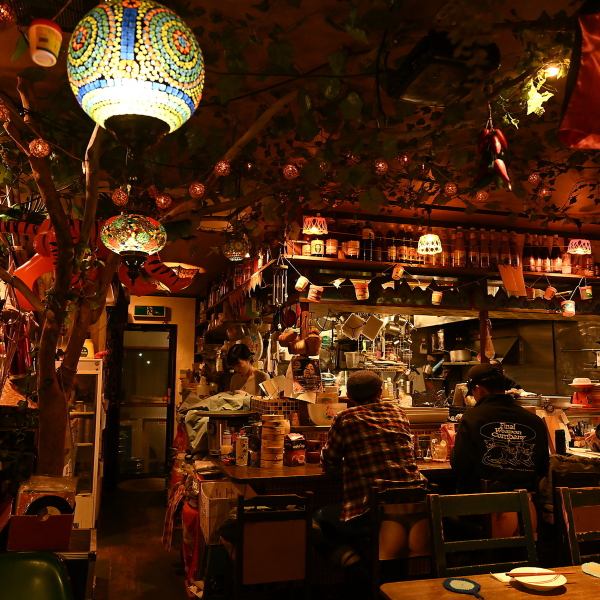 世界中から集められたインテリアに囲まれて素敵な日を演出☆旅本完備!いつでも読めます♪スタッフやお客さんと旅の話などで盛り上がれる!そんなゲストハウスのたまり場のような空間をイメージしました。国分寺で本格的なアジアを感じることができたらと、そんな思いの詰まった空間です!