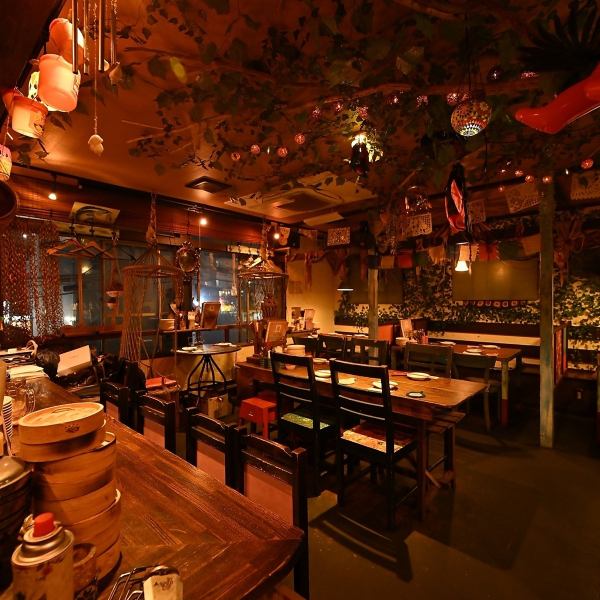 世界中から集められたインテリアに囲まれて素敵な日を演出☆旅本完備!いつでも読めます♪スタッフやお客さんと旅の話などで盛り上がれる!そんなゲストハウスのたまり場のような空間をイメージしました。国分寺で本格的なアジアを感じることができたらと、そんな思いの詰まった空間です!