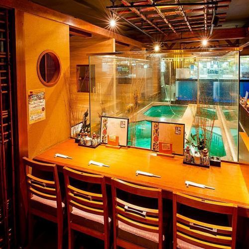 <p>您还可以从柜台座位上看到大鱼筐。在观看游泳鱼的同时独自享受美味佳肴和清酒的时间也很特别。</p>