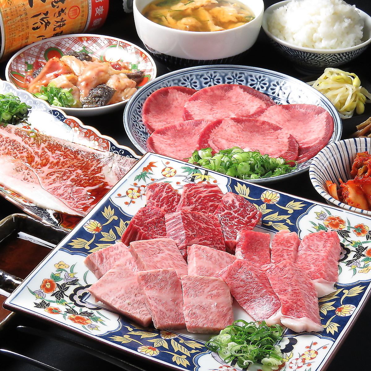 豪華套餐【含暢飲】（共13道菜）精選瘦肉、炙烤壽司等。