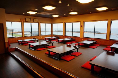 海の見える小上がり掘りごたつ席完備！本場の越前がにをはじめ、地元定置網で捕れるピチピチの鮮度の魚にこだわり、刻々と移り行く旬を見極め「一瞬(旬)」を提供いたします。足を伸ばしてゆったりとお寛ぎいただき、美しい景色を眺めながら、ごゆっくりとお食事をお楽しみください。