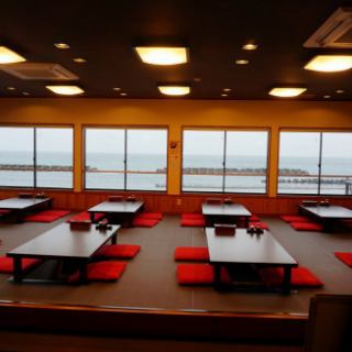 大きな海の見える小上がり掘りごたつ席完備☆目の前の美しい景色を眺めながら、特別な時間をお過ごしください。落ち着いた雰囲気のお座敷はご家族やご友人とのお食事や、会社のご宴会にも最適◎お子様連れのご家族もごゆっくりとお寛ぎいただけます。