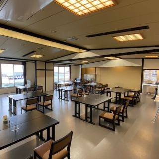 地階に海が一望できる広々とした大広間は、最大40名様収容可能です。貸切は団体様に限りご予約を受け付けておりますので、詳しくはお電話にてお問合せ下さい。