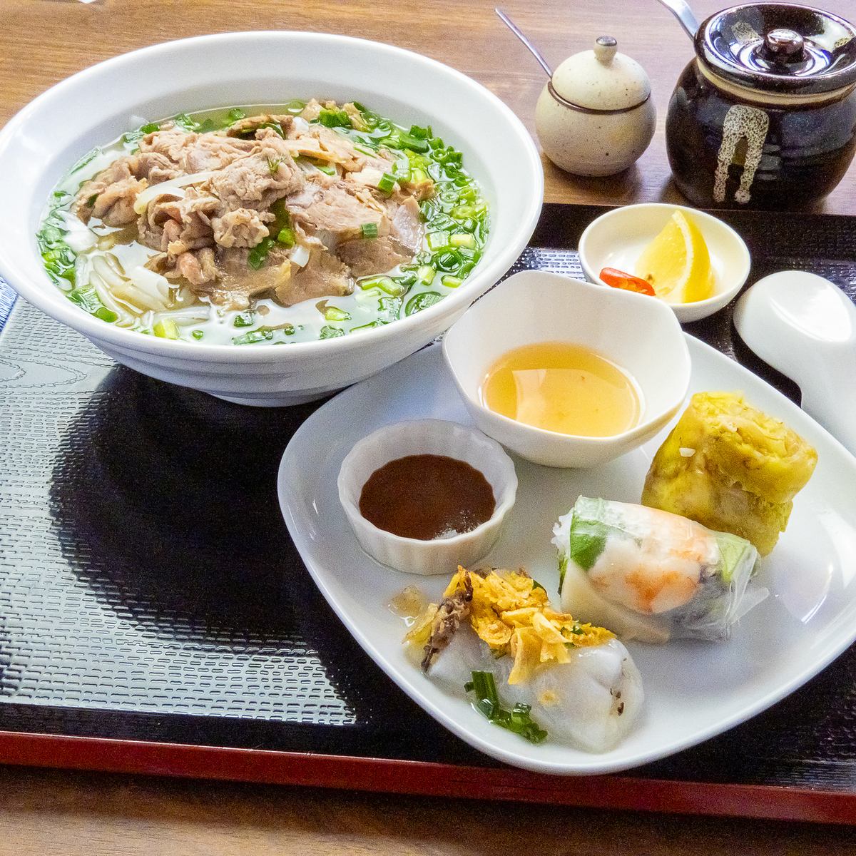 11時‐15時はお手頃ランチを◎メインとおかずのセットをご用意♪