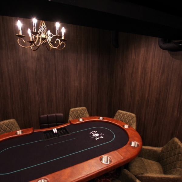 ダーツとポーカーをお愉しみいただけます。ダーツが4台、ポーカーテーブルを2台揃えており、お客様のニーズに合わせてお遊びいただけます。ダーツやポーカーで楽しんでいただいたり、バーのような使い方をしていただいたり、様々な使い方ができます。翌3時まで営業しておりますので、2次会などにもお使いいただけます♪