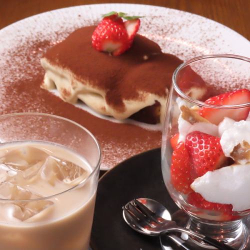 Enjoy sweets at the cafe in the evening