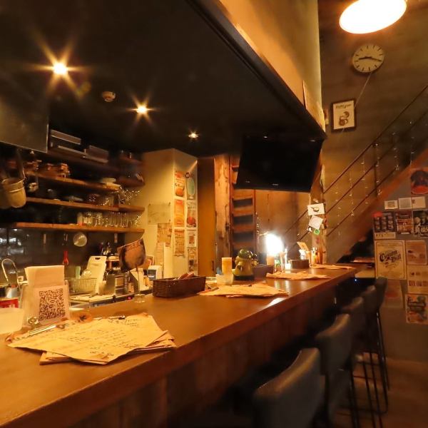 お1人様でもお気軽にお立ち寄りいただけるカウンター席。しゃれな隠れ家空間の当店はデートやサプライズにおすすめです♪[ナポリタン/居酒屋/居酒屋/女子会/誕生日/デート/サプライズ/肉/ランチ］