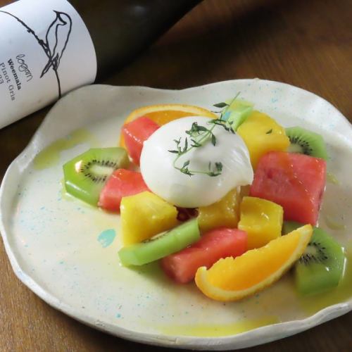 季節フルーツとまんまるブラータ