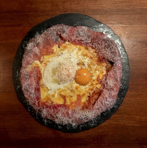 地養卵と生ハムのビスマルク