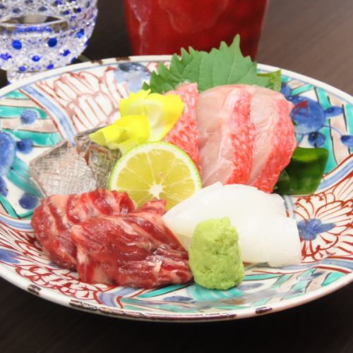 <p>店内は4名様から最大10名様まで貸切可能な落ち着いた空間。完全予約制のため、お客様の予定に合わせた時間設定も柔軟に対応いたします。他の方を気にせず過ごせるため、大切な接待や記念日に最適。カウンター席のみの贅沢な構成で、料理人の手仕事を間近に愉しむ信頼の厚い一軒です。</p>