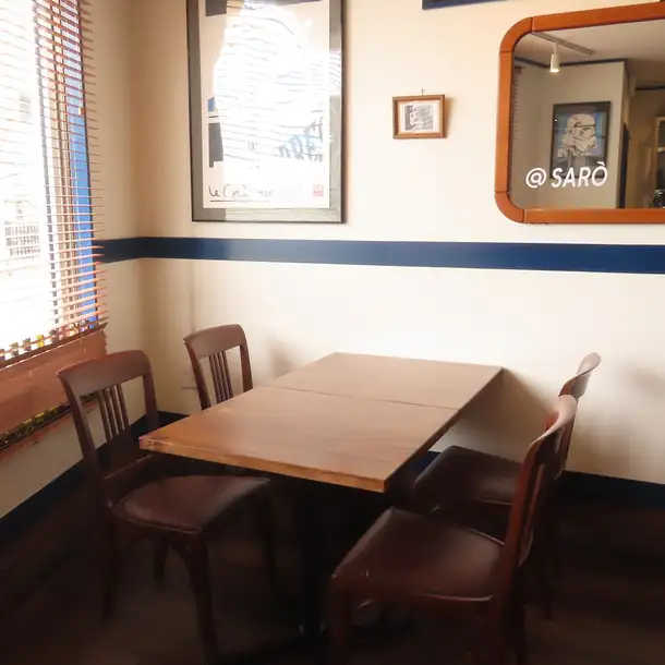 窓から心地よい光が差し込む、温かみのあるテーブル席。2名様用のテーブルを3卓ご用意しており、ご友人とのお食事やカップルでのディナーなど、少人数でゆったりと過ごすのに最適です。テーブルを繋げてのグループ利用や、アットホームな雰囲気の中での貸切パーティーなども、お気軽にご相談ください。