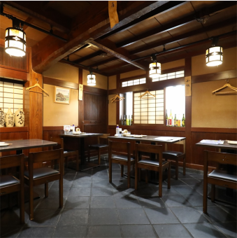 With friends and colleagues...A wide table seat where you can easily have a drink! You may end up staying long with a wide variety of dishes and sake.