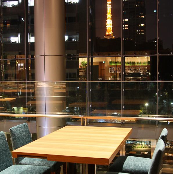 １番人気のお席は東京タワーが正面に見える夜景テラス席。テラスと言っても室内なので天候や気温に左右される事なくゆったりとお過ごし下さい。人気のお席ゆえ予約することををおすすめ致します。